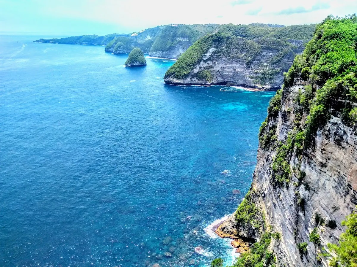 Menikmati Sunset di ‘Batu Bolong’ Banah Cliff Point Nusa Penida (Info & Rute)