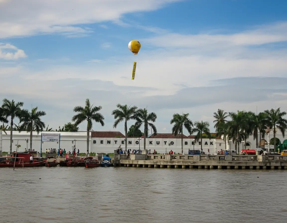 Benteng Kuto Besak malam hari