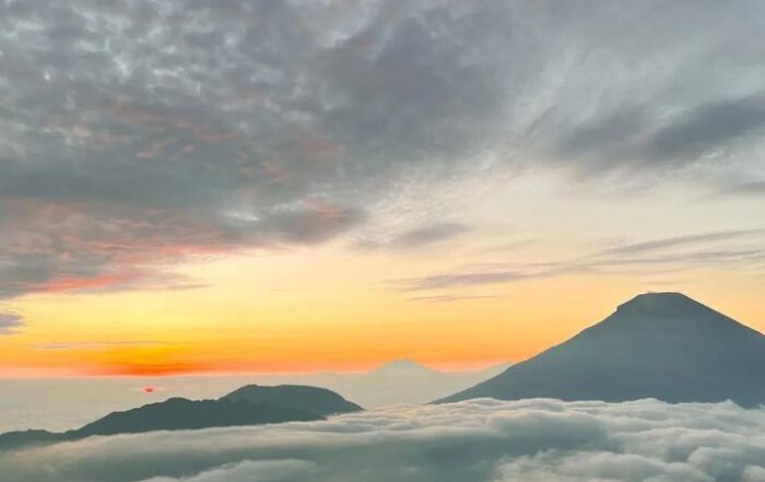 Bukit Sikunir Golden Sunrise Sembungan Kejajar Wonosobo Jawa Tengah