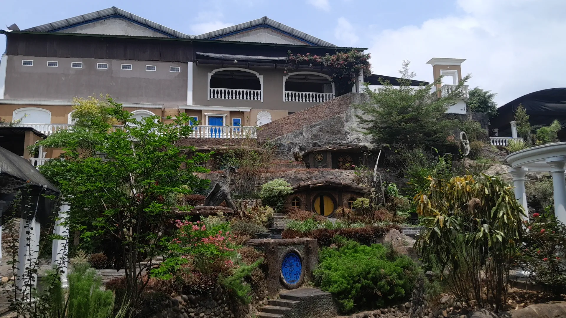 DOKAR Dreamland - Rumah Hobbit Kopi Dokar Tulungagung Jawa Timur