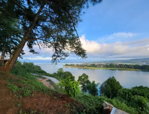 Danau Poso Tentena: Daya Tarik Pasir Emas, Air Terjun Saluopa, dan Rute Terbaik