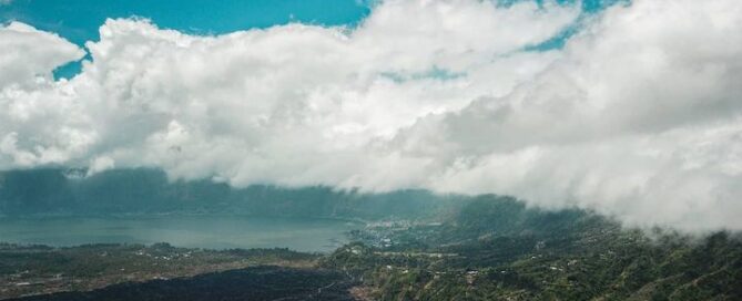 Gunung & Danau Batur- Kintamani, Bali: Kaldera Vulkanik dengan Danau Kawah yang Dalam