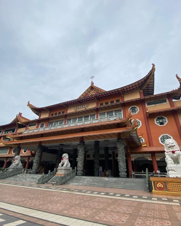 6 Bangunan Mempesona Sebagai Wujud Keragaman Budaya Sekaligus Ikon Di Kota Medan 7 Maha Vihara Maitreya Medan Sumatera Utara