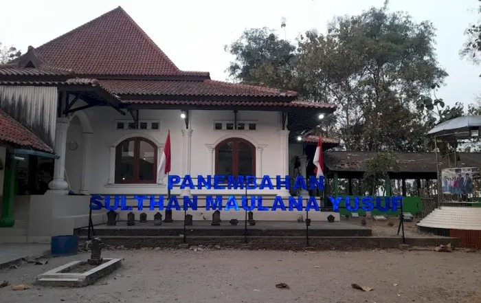 Wisata Ziarah - Makam Maulana Yusuf