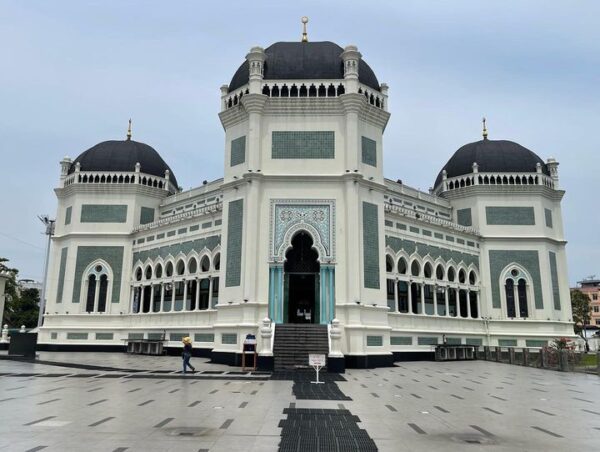 6 Bangunan Mempesona Sebagai Wujud Keragaman Budaya Sekaligus Ikon Di Kota Medan 3 Masjid Agung Al Mashun Medan Sumatera Utara