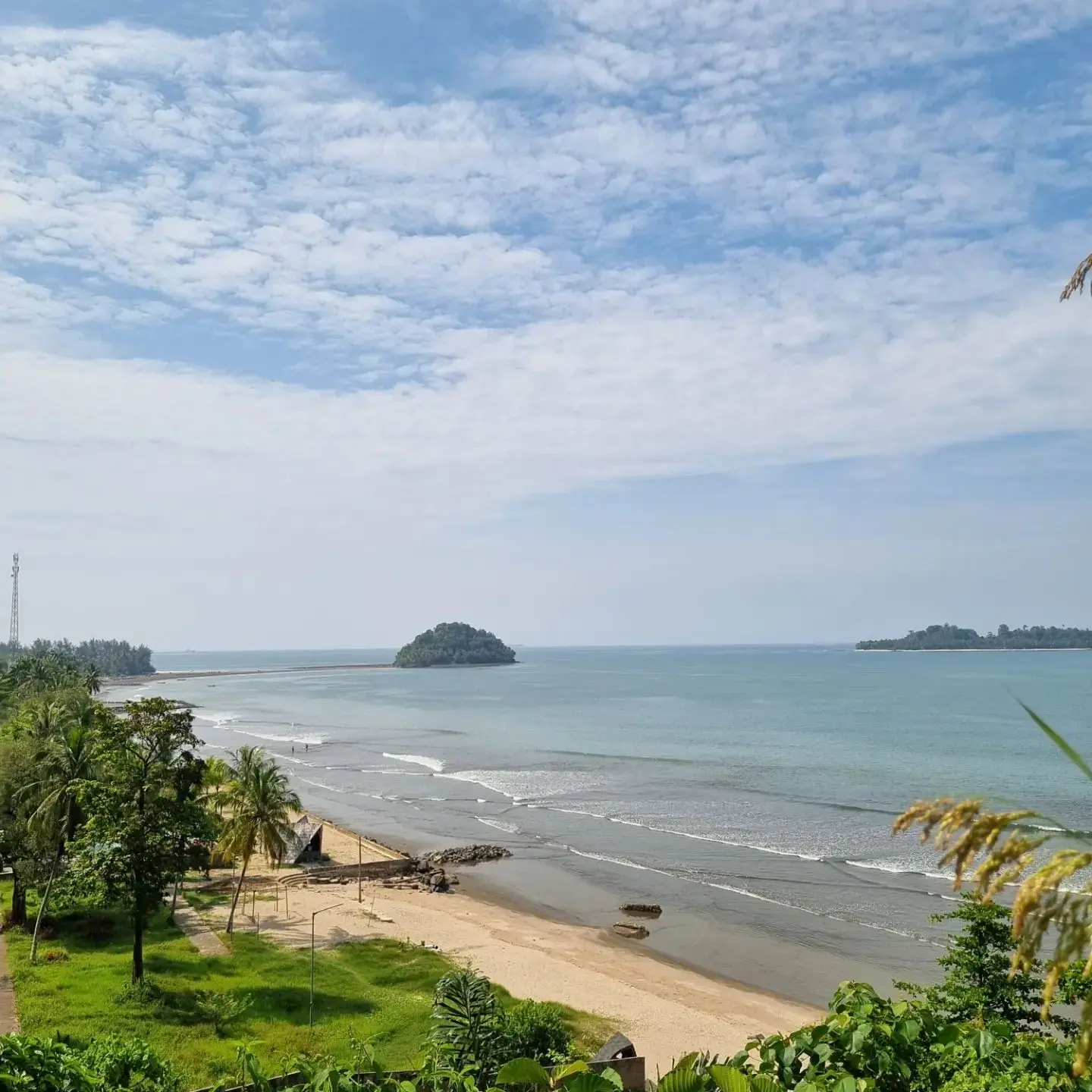 Pantai Air Manis: Mengunjungi Pantai Indah dengan Legenda Malin Kundang di Kota Padang