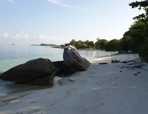 Pantai Bebilain Sijuk: Menikmati Pantai Sepi Penuh Batu Granit di Belitung