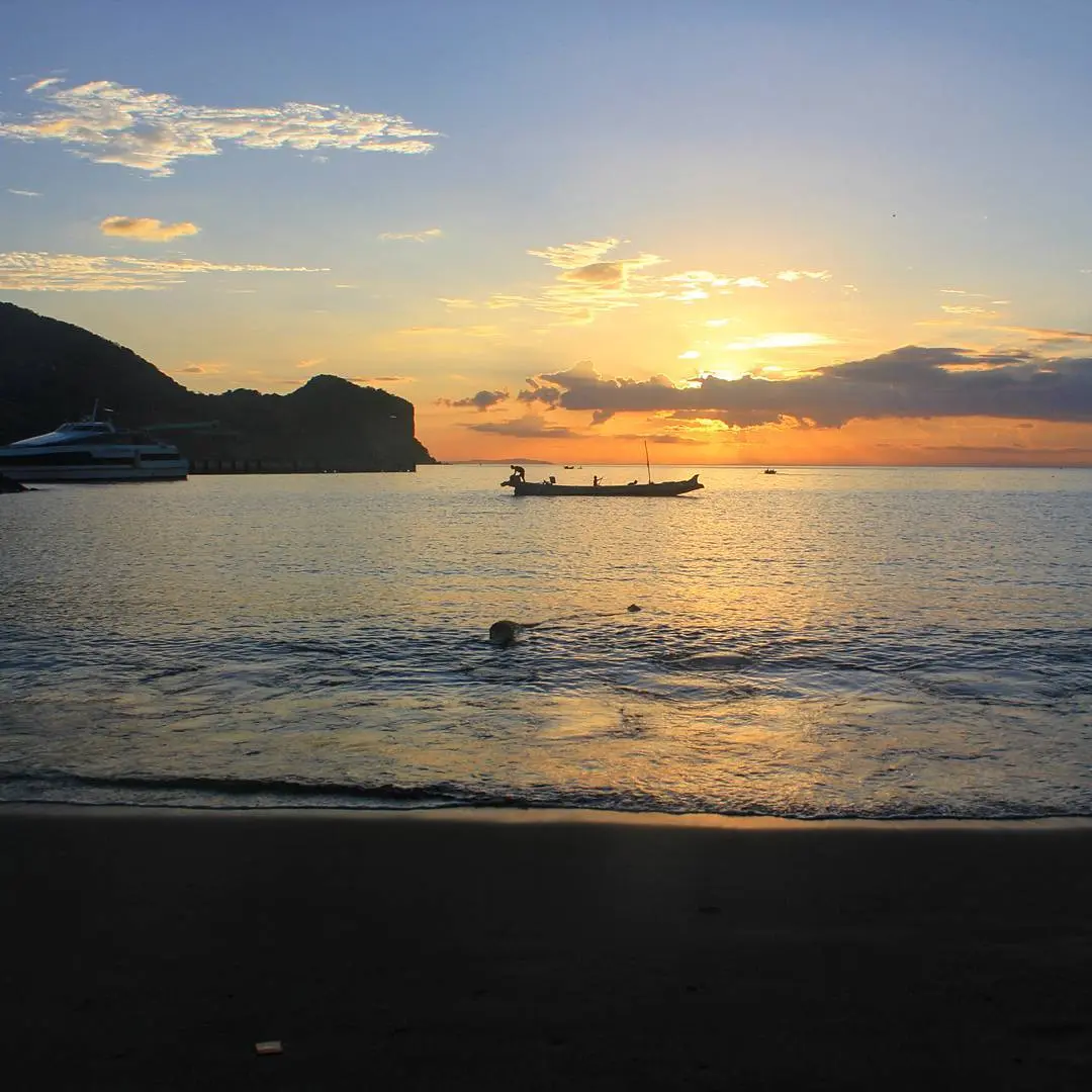 Pantai Benete Sumbawa Barat “Tempat Menyaksikan Panorama Yang Indah”