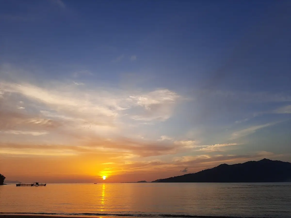 Pesona Pantai Kalangan Indah Tapteng: Air Jernih, Aman untuk Anak