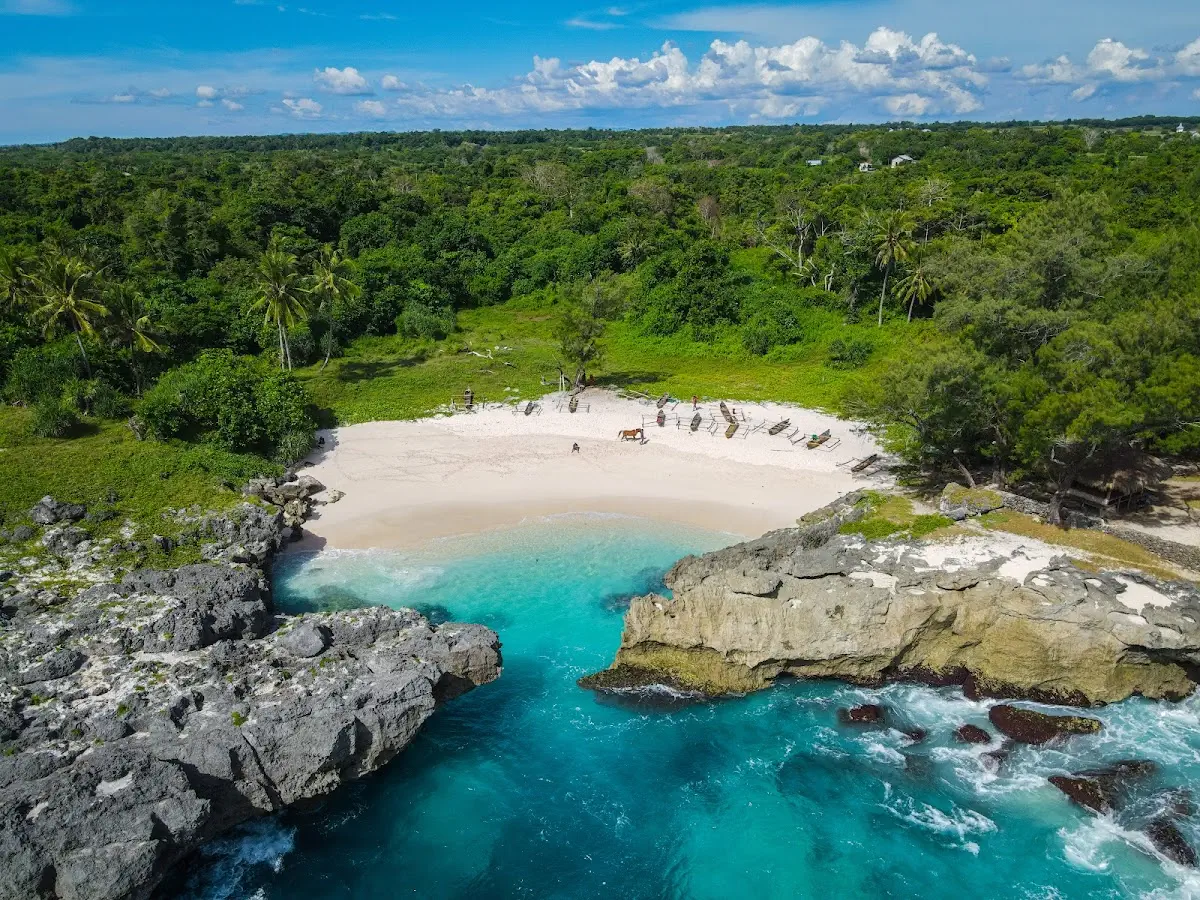 5 Hal Wajib Tahu Sebelum ke Pantai Mandorak (Peringatan & Biaya 2025)