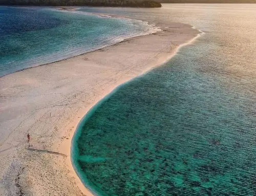 Pantai Ngurtafur Pantai Dengan Air Yang Sangat Jernih Dan Pasir Putih Membelah Lautan Di Maluku