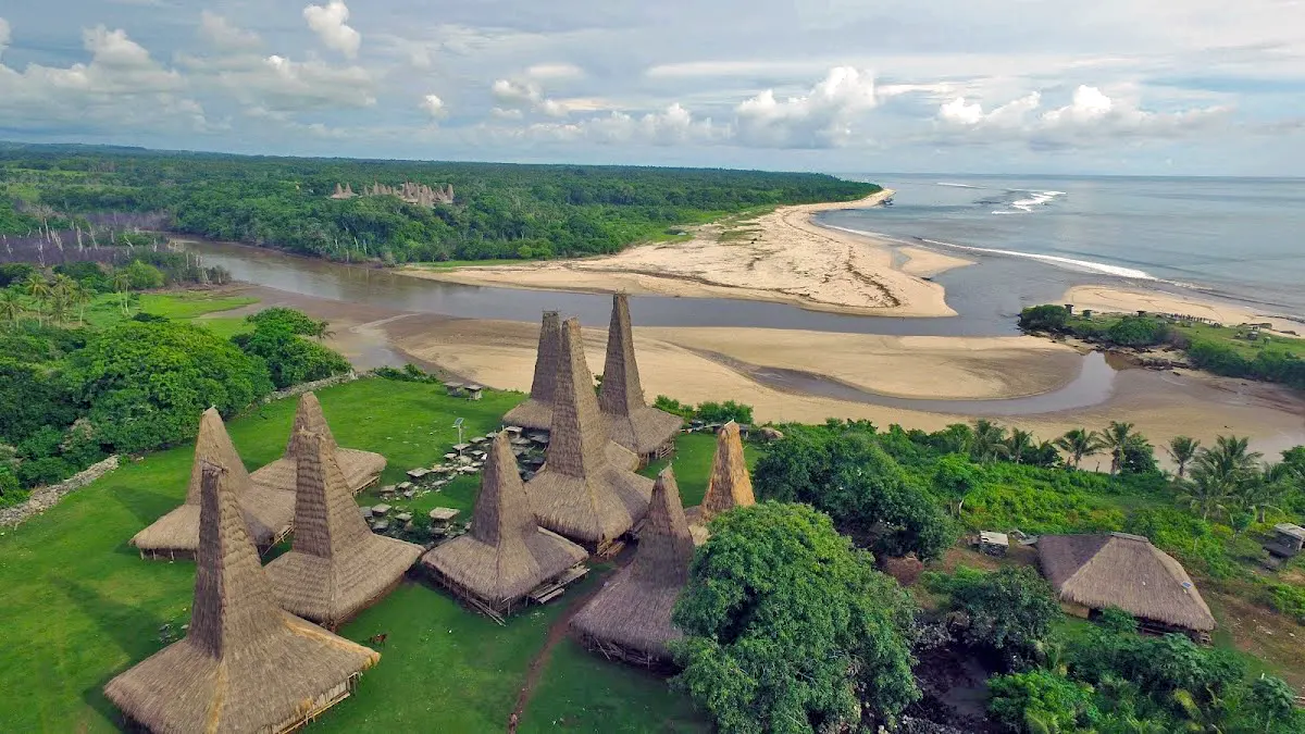 Pantai Ratenggaro Sumba: Keajaiban 304 Kubur Batu & Rumah Adat di Tepi Laut