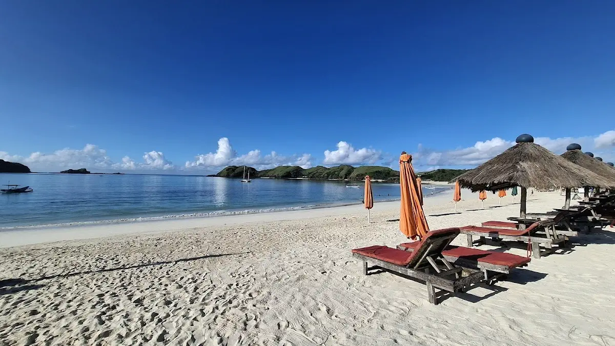 7 Aktivitas Seru di Pantai Tanjung Aan: Dari Berburu Sunset di Bukit Merese hingga Surfing