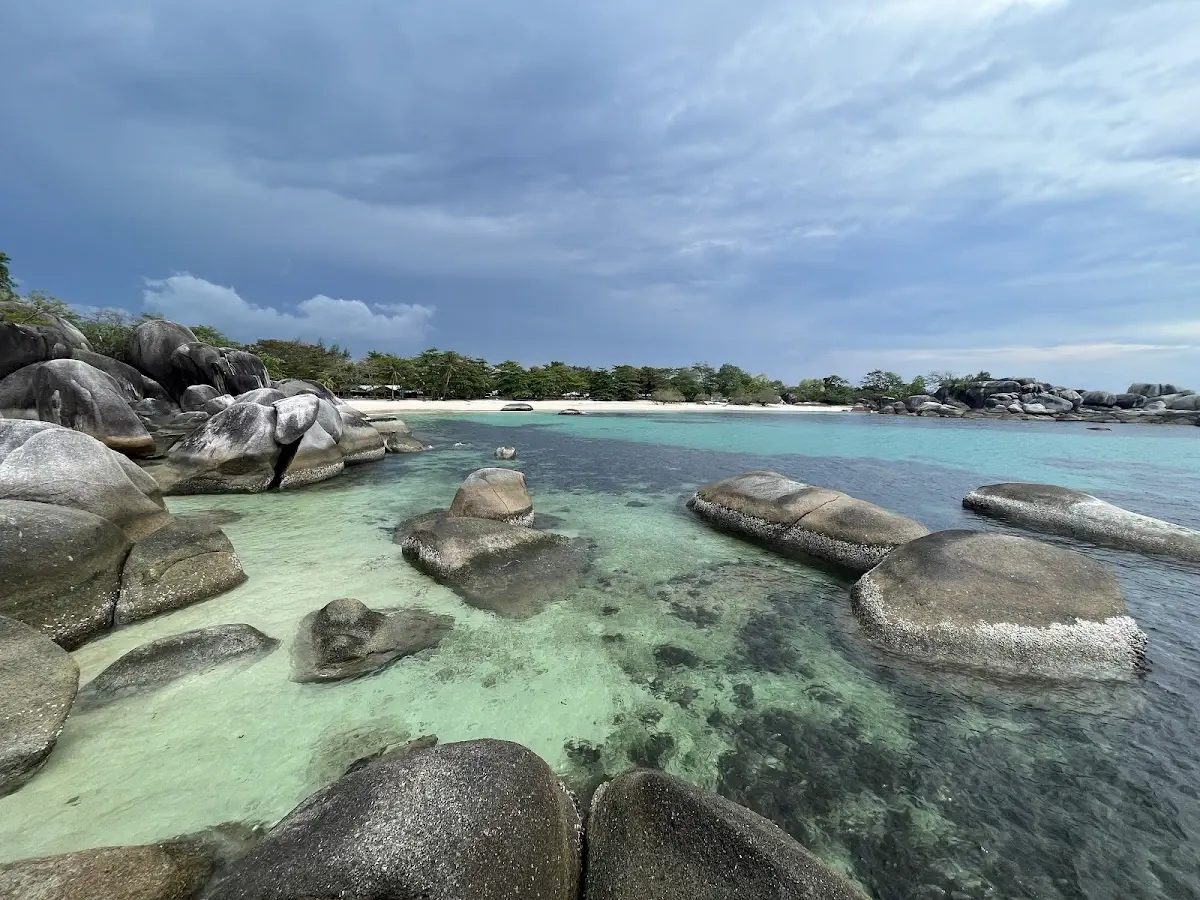 10 Aktivitas Seru di Pantai Tanjung Tinggi Belitung & Info Rute dari Tanjung Pandan