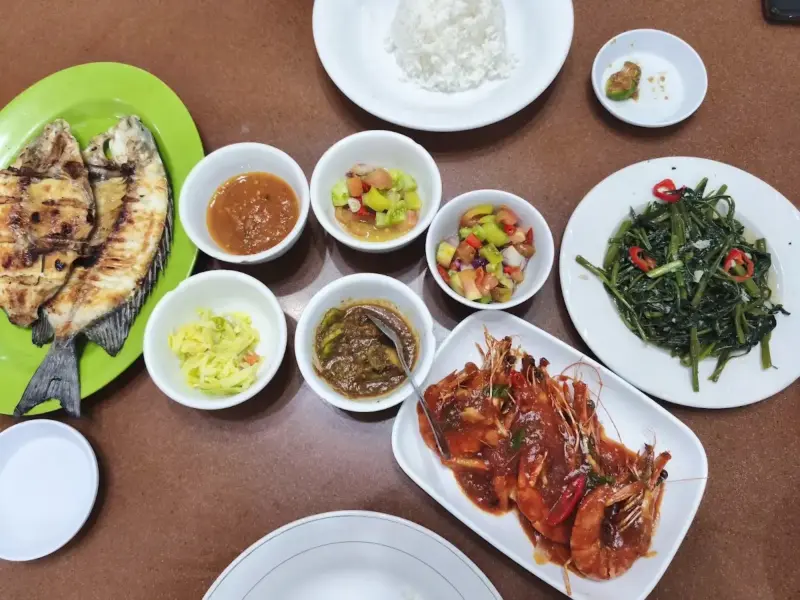 Rumah Makan Lae Lae - Tempat makan view bagus di Makassar