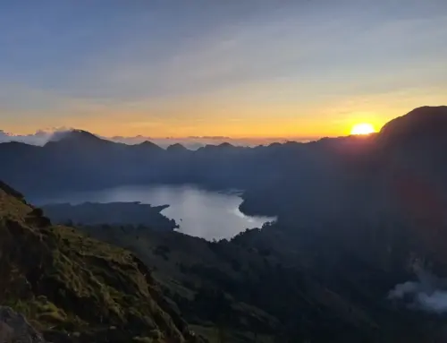 Mendaki Rinjani via Senaru: Itinerary, Estimasi Waktu, dan Biaya (Update 2026)