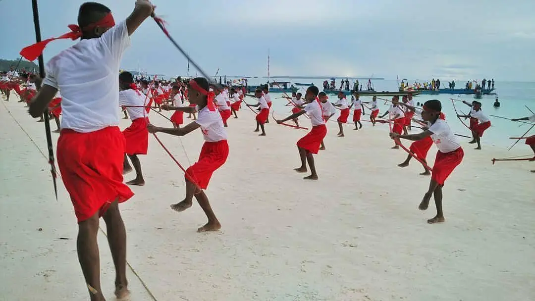 Tarian Panah Pada Acara Puncak Festival Pesona Meti Kei Pantai Ngurbloat Desa Ngilngof - Pulau Kei - Maluku