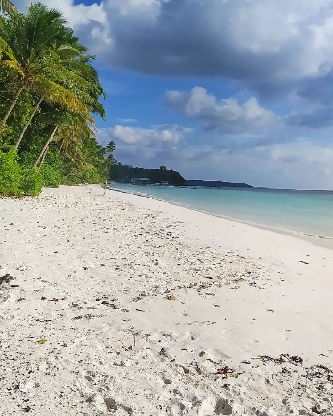 Pantai Ngurbloat Desa Ngilngof Pulau Kei Maluku