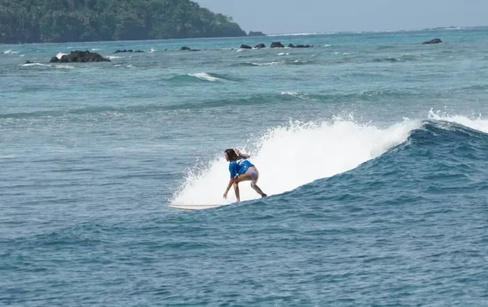 Ilustrasi selancar di Pulau Buasak Kepulauan Mentawai Sumatera Barat