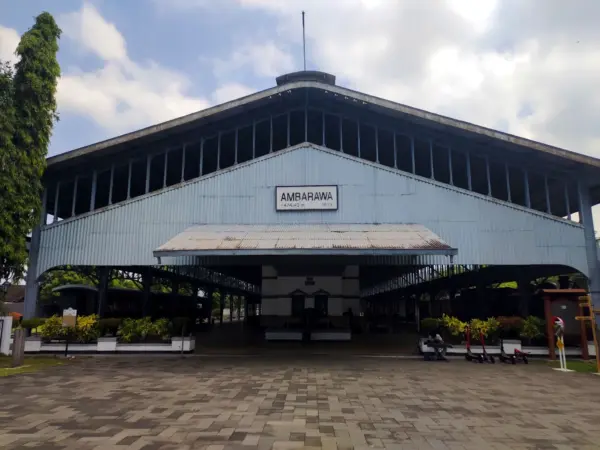 Fasad megah bangunan utama Museum Kereta Api Ambarawa dengan kanopi baja melengkung peninggalan era kolonial Belanda