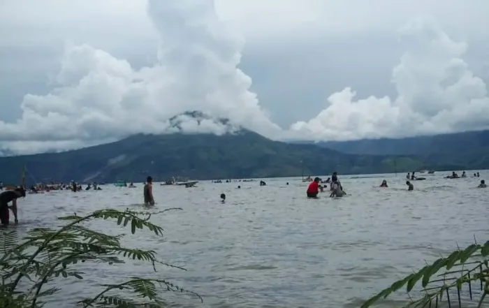 Pantai Pasir Putih Parbaba Kabupaten Samosir, Sumatera Utara