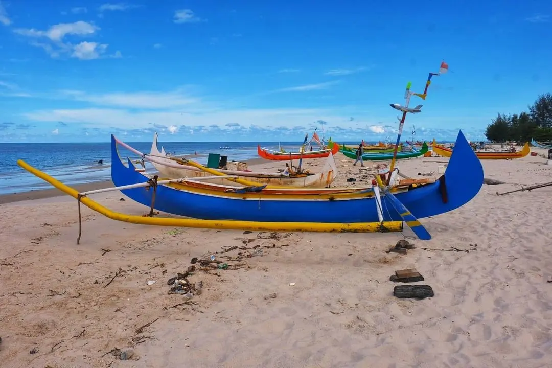 Pantai Serdang Belitung : Pantai Pasir Putih dan Deretan Pohon Pinus Yang Indah