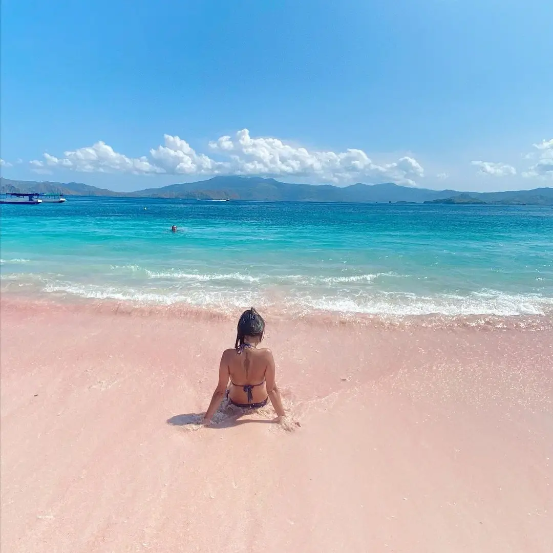 Merona di Ufuk Timur: Pesona Pantai Pink Labuan Bajo yang Menakjubkan