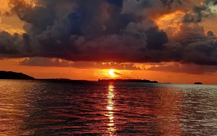 Ilustrasi Matahari Tenggelam di Pulau Kofiau Raja Ampat Papua Barat