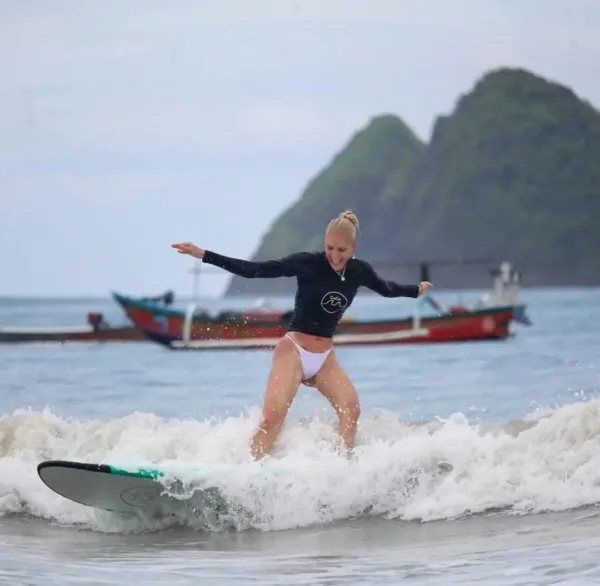 Akvitas surfing di Pantai Selong Belanak Lombok Nusa Tenggara barat 