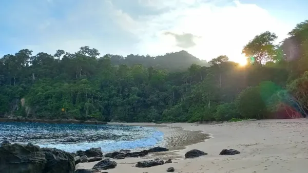 Teluk Hijau Taman Nasional Meru Kabupaten Banyuwangi, Jawa Timur