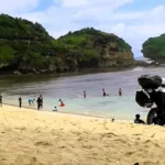 Pantai Watu Karung Pacitan
