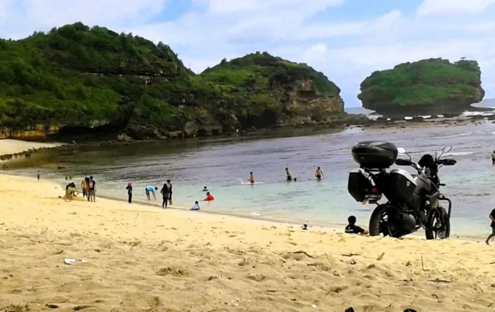 Pantai Watu Karung Pacitan