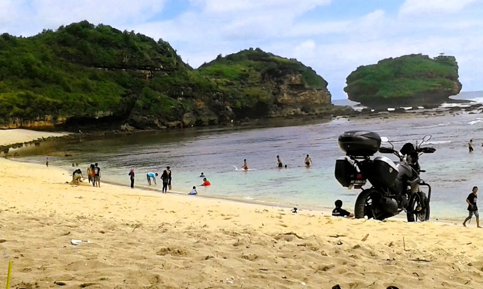 Pantai Watu Karung Lokasi Buat Berselancar Di Pacitan