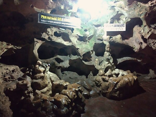 Pertapaan Sela Kumambang Goa Akbar