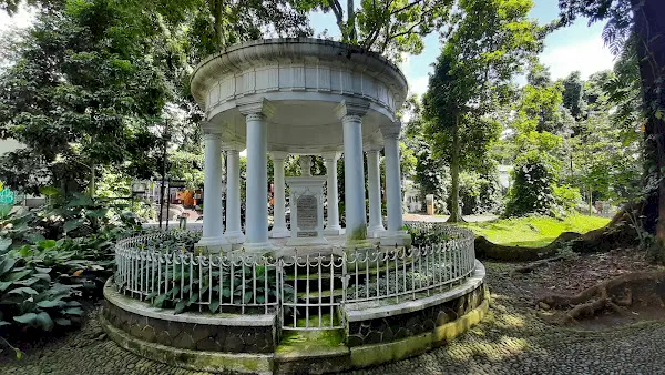 Monumen Lady Raffles - Kebun Raya Bogor