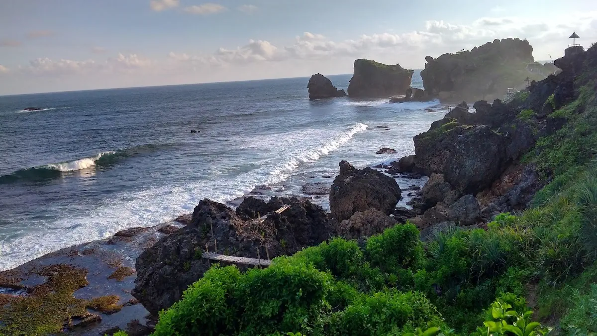 Pantai Siung: Tiket Masuk, Akses dan Surga Bagi Panjat Tebing