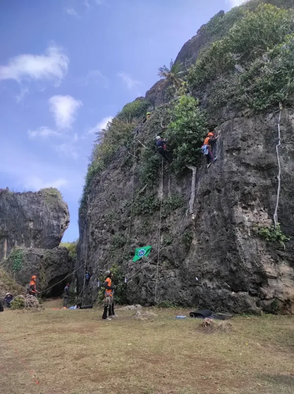 Panjat Tebing Pantai Siung