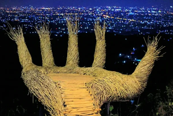 Tangan Raksasa di Pinus Pengger - Bantul Jogja