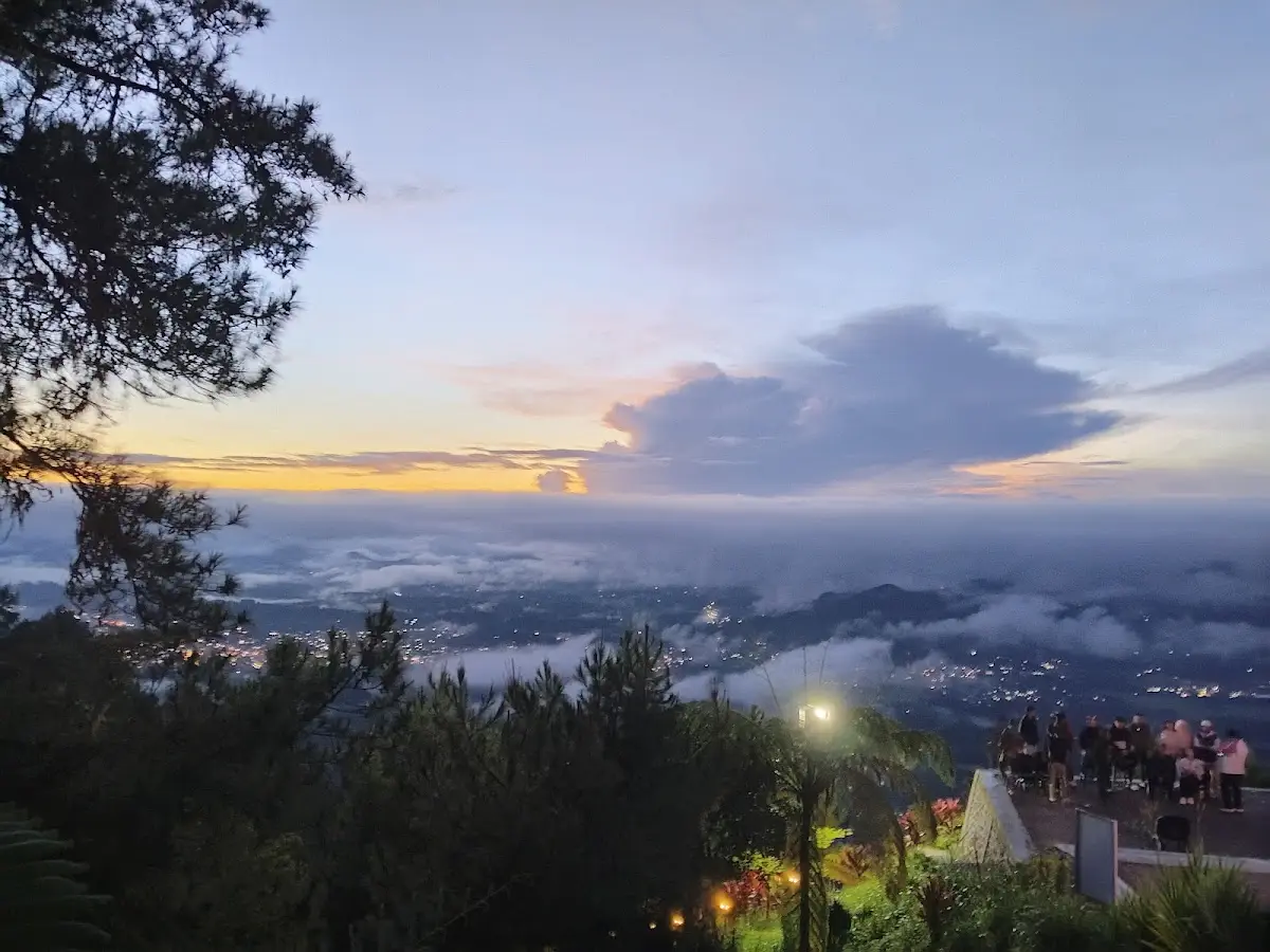 Lolai ‘Negeri di Atas Awan’ Toraja: Info Tiket, Penginapan, & Rute (Update 2025)