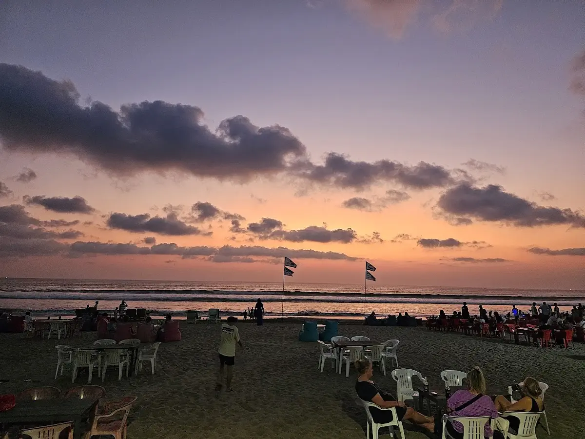 Wisata Pantai Legian: Spot Sunset & Surfing Terbaik (Lebih Chill dari Kuta)
