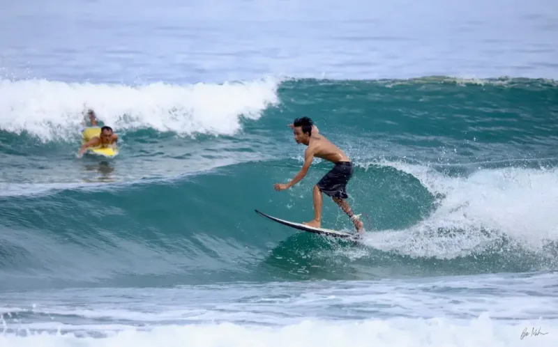Surfing Di Pantai Legian
