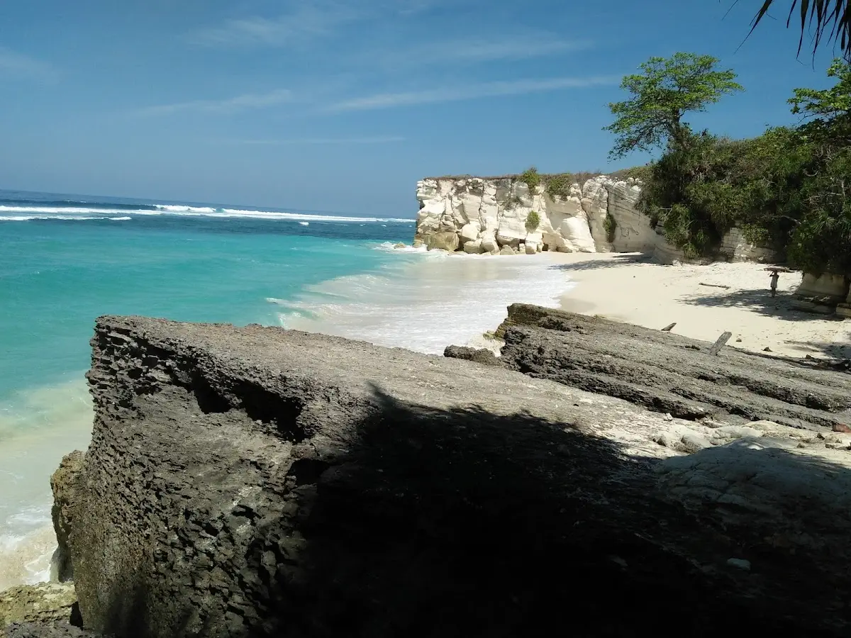 Panduan ke Pantai Kerewei: Rute, Spot Surfing, & Akomodasi Sumba Barat