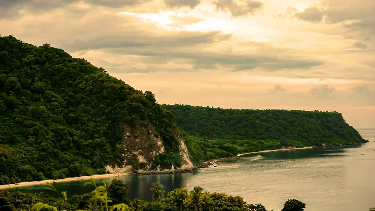 Pantai Batu Putih Pulau Alor