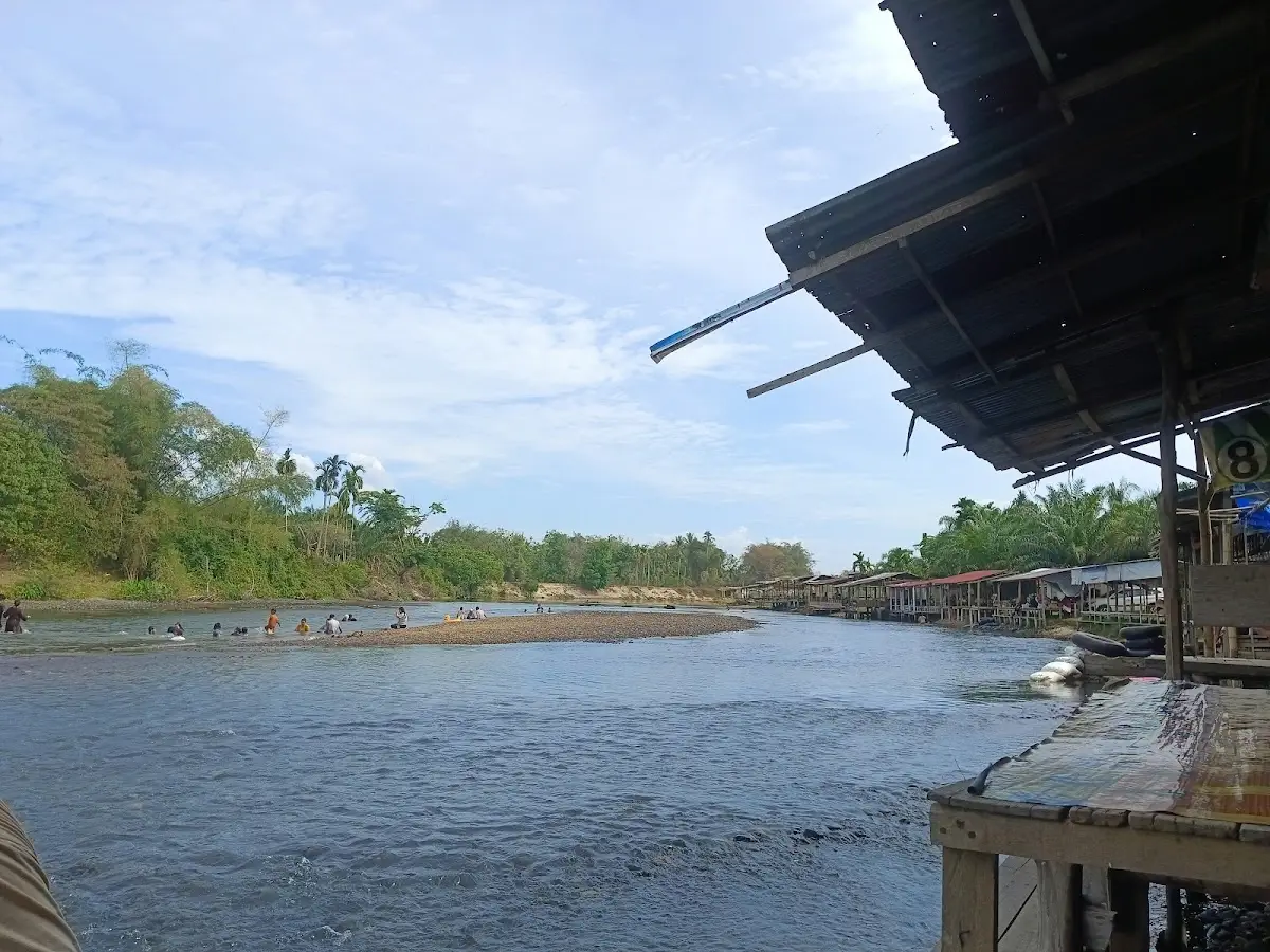 Wisata Keluarga di Sungai Gelombang Kampar: Aman, Asri, dan Murah Meriah